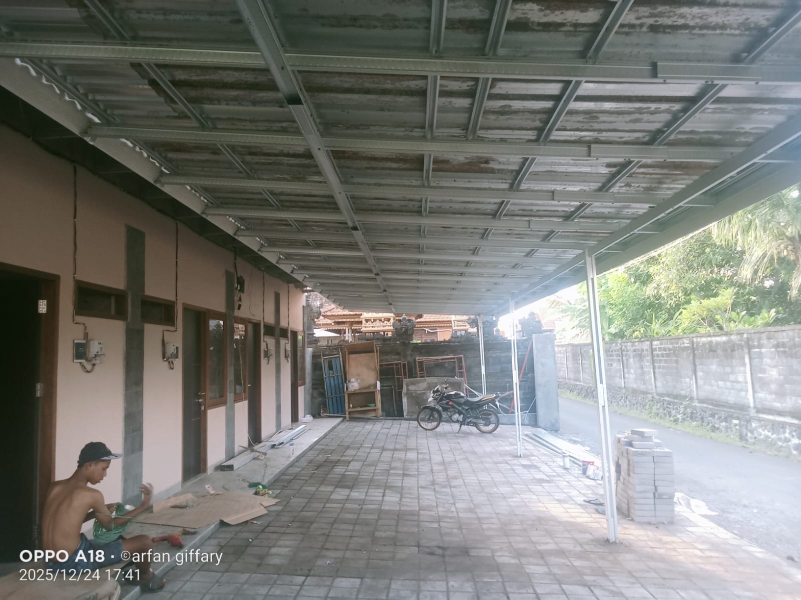 Pemasangan rangka baja ringan untuk garasi mobil